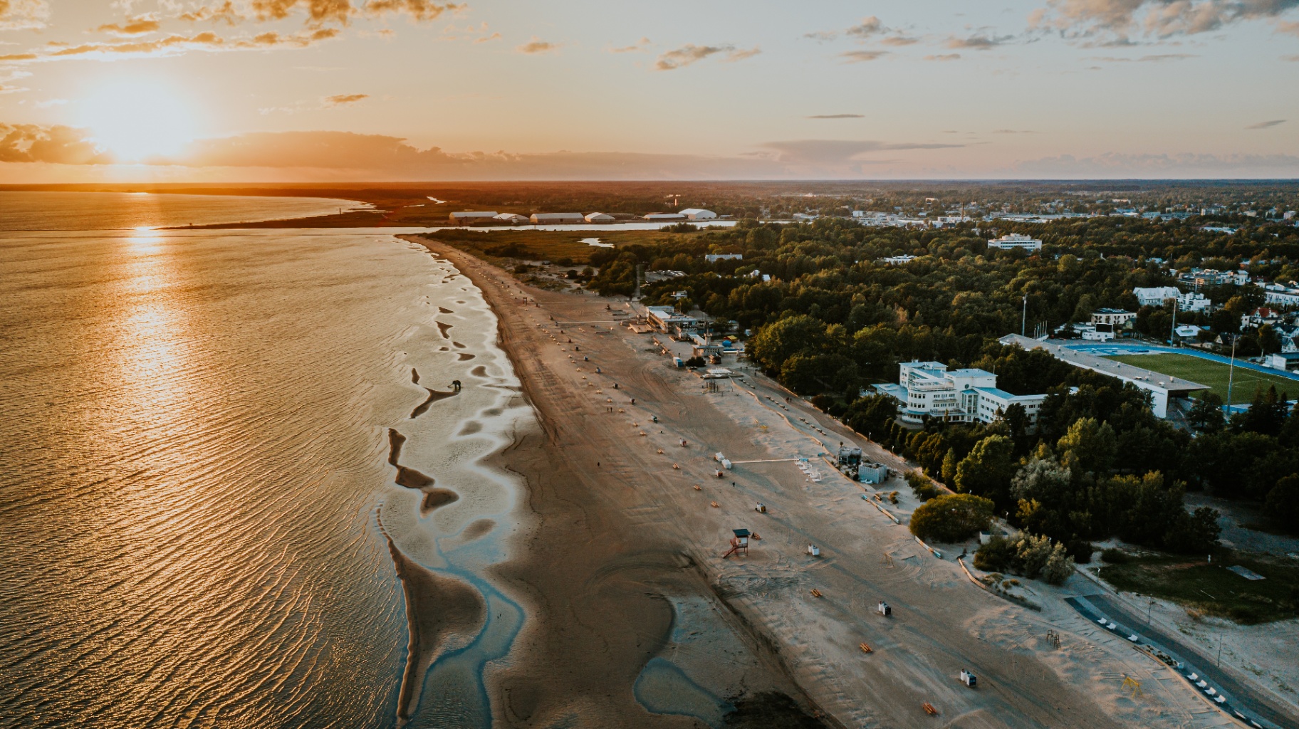 Pärnu rannaäärne arhitektuur soojas hommikuvalguses